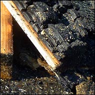 L’elemento ligneo attaccato dal fuoco forma uno strato di carbonizzazione che rallenta la combustione